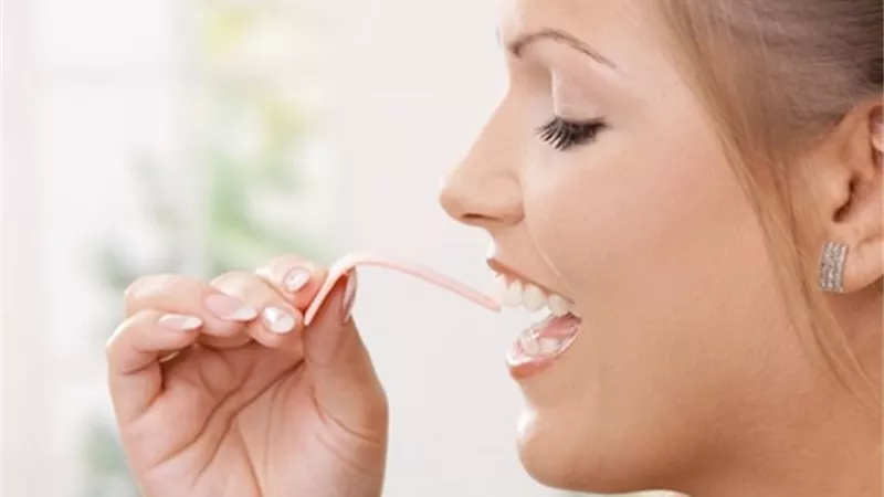 تجنب ابتلاع العلكة.. تعرف على السبب