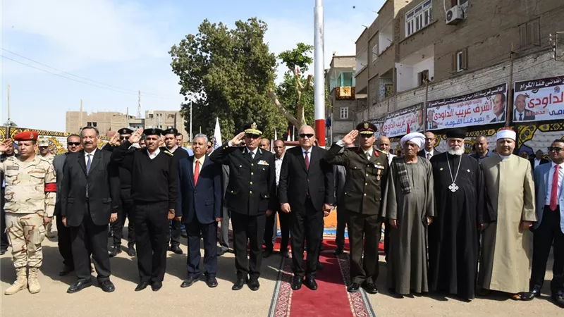 محافظ قنا يضع إكليلا من الزهور على النصب التذكاري للشهداء