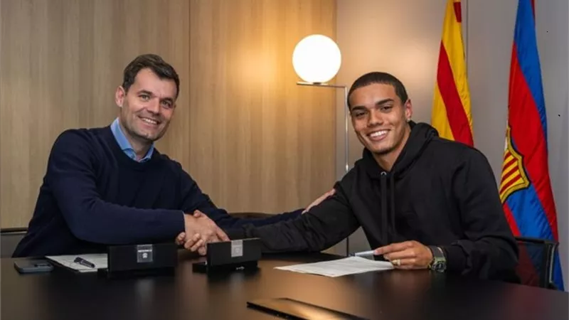 برشلونة يعلن ضم نجل رونالدينيو حتي 2024
