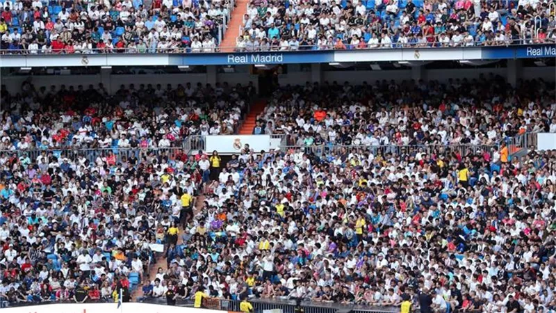 فيديو .. لوحة فنية من جماهير ريال مدريد قبل مواجهة برشلونة