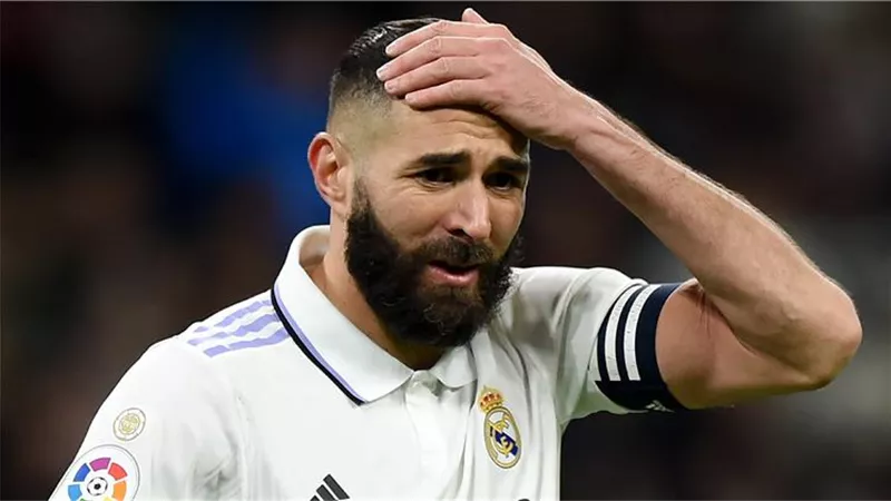 فيديو .. بنزيما يحرز الهدف الأول لريال مدريد .. والحكم يلغيه