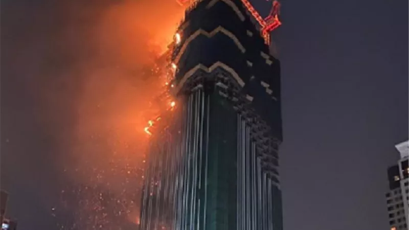 حريق يسبب تفحم ناطحة سحاب .. فيديو
