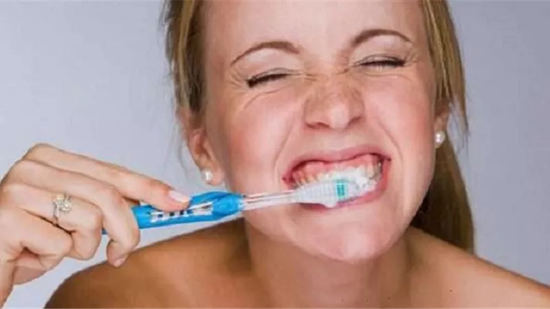 طبيب يحذر من تنظيف الأسنان خلال الاستحمام .. لهذا السبب
