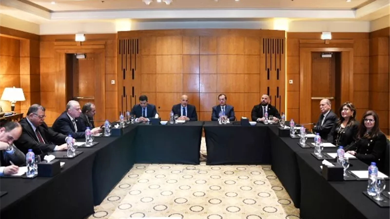الملا يعقد اجتماعا مع لجنة البترول والغاز بغرفة التجارة الأمريكية