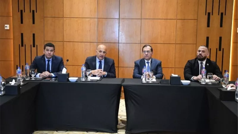 الملا يشيد بالدور المهم للجنة البترول بغرفة التجارة الأمريكية