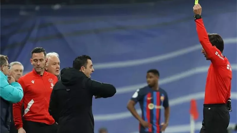 مدرب برشلونة يسخر من لاعب ريال مدريد ويصفه بالأحمق
