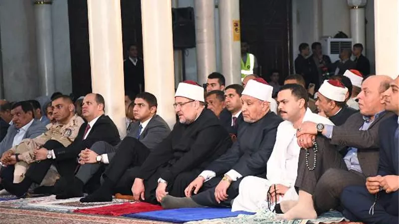 وزير الأوقاف يؤدي صلاة الجمعة بمسجد سيدي عبدالرحيم القنائى