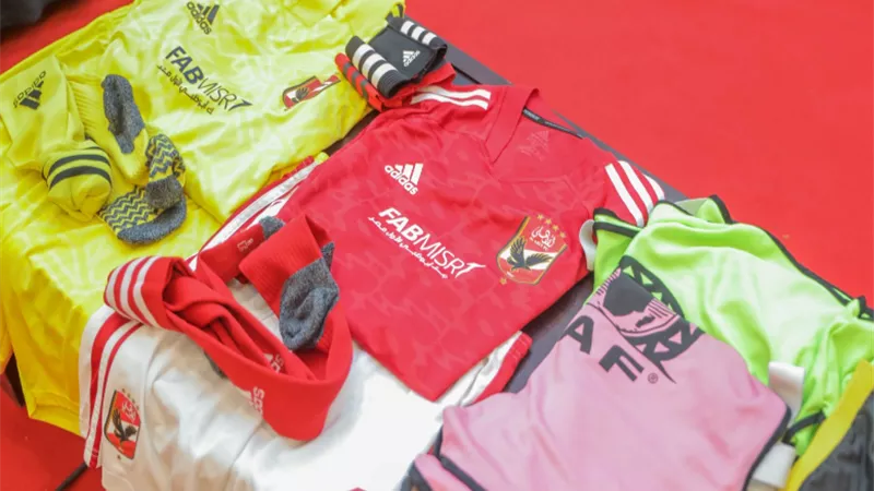 الاهلي بالقميص الأحمر والشورت الأبيض امام القطن الكاميروني