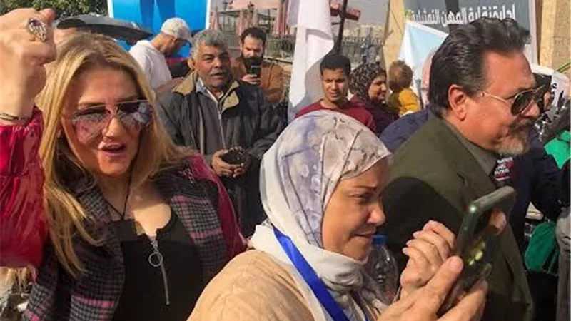 أسرة الراحل محمود ياسين يشاركون بانتخابات المهن التمثيلية
