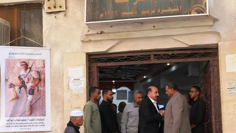 محافظ أسوان يقدم واجب العزاء لأسرة الشهيد البطل النقيب عمرو شهاب