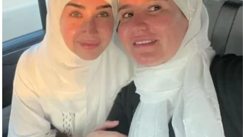 هنا الزاهد وهنا شيحة بملابس الإحرام ويعلقان: 