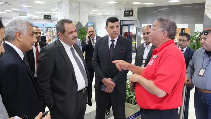 منصور يتفقد المطار ويكرم العاملين المتميزين