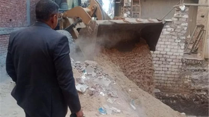 محافظ أسيوط :تنفيذ 5 حالات ازالة فورية لمخالفات بناء بحى شرق وغرب