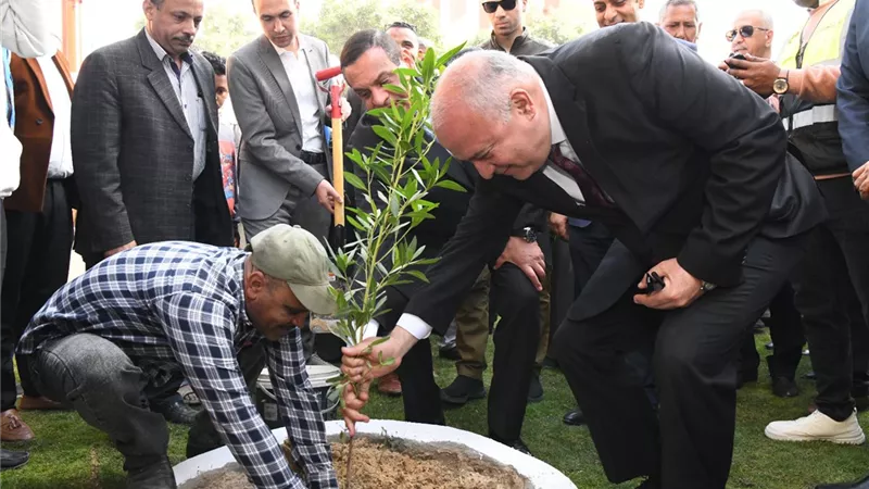وزير التنمية المحلية ومحافظ قنا يغرسان شجرة لزراعة 