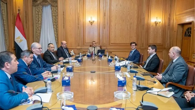 وزير الدولة للإنتاج الحربى مع وفد إحدى الشركات اليونانية لمناقشة التعاون المشترك