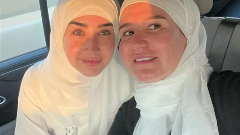 هنا شيحة وهنا الزاهد بملابس الإحرام