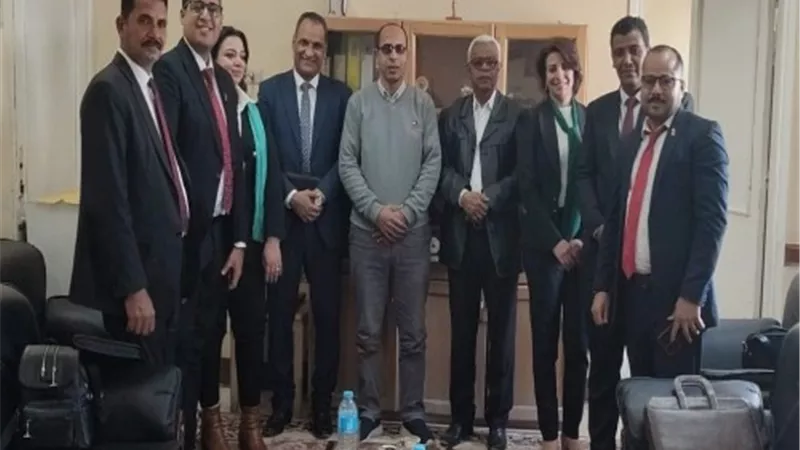 القوى العاملة تتلقى طلبات تشغيل بشركة بأسوان.. صور