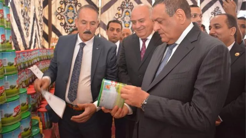 وزير التنمية المحلية ومحافظ قنا يفتتحان معارض أهلا رمضان