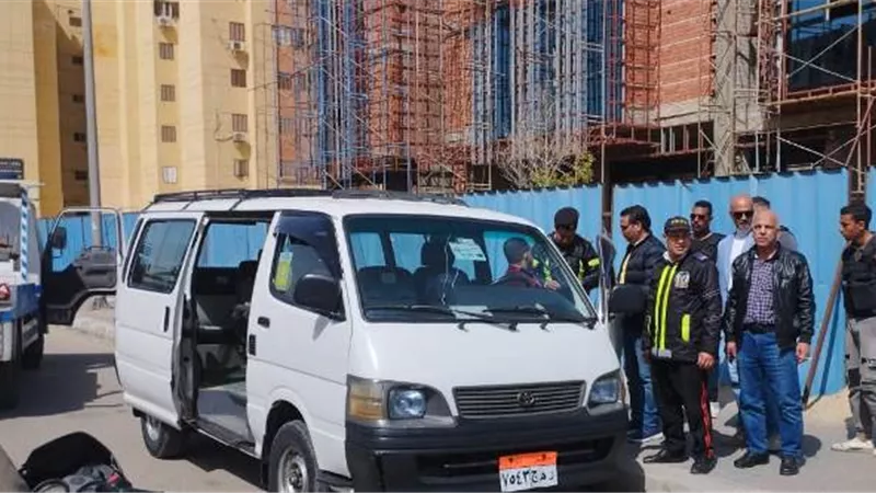 جهاز بدر يتحفظ على 12 توك توك والمرور تسحب 20 وتحرر 4 محاضر.. صور