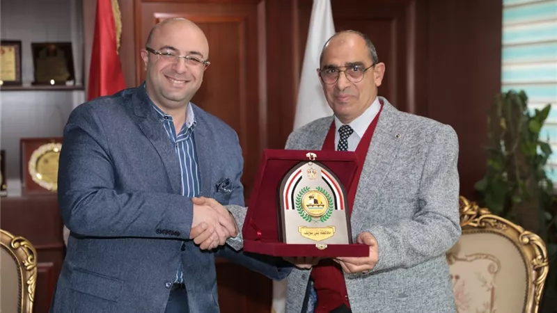محافظ بني سويف يكرم مدير مركز معلومات شبكات المرافق