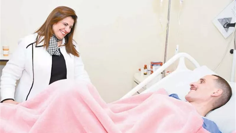 وزيرة الهجرة تزور المصري العائد من موزمبيق عقب نجاح عملية جراحية