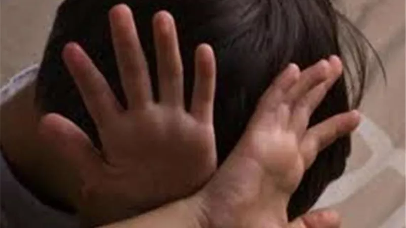 ملابسات تعدى صاحب مخزن بالضرب على طفل بالمعصرة