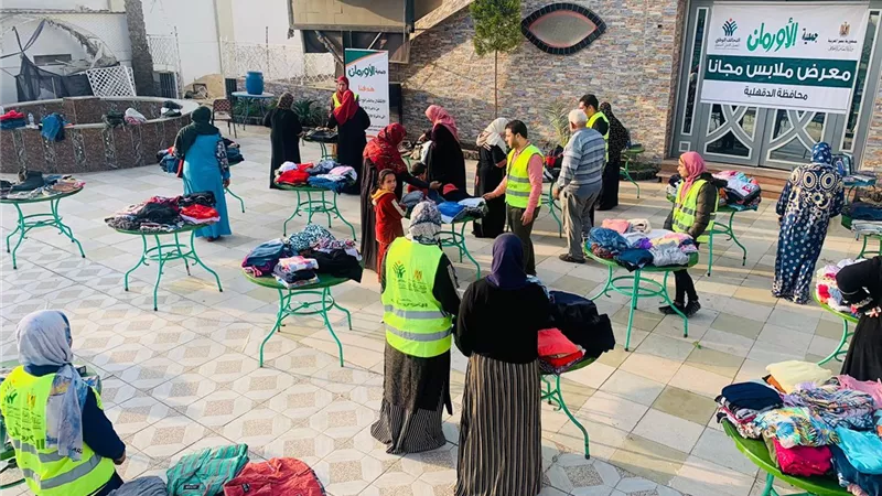 معرض جديد لتوزيع الملابس الجديدة بالمجان بقرية كوم النور بميت غمر