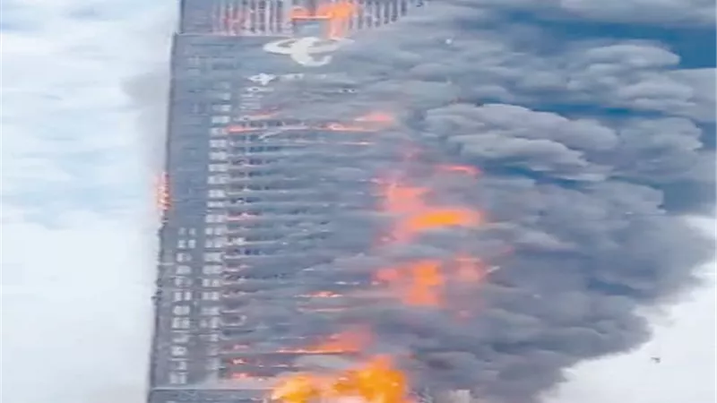 حريق يحول ناطحة سحاب إلي 