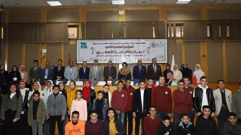 جامعة أسيوط تكرم أبناء المدرسة الفنية للمياه ضمن مبادرة 