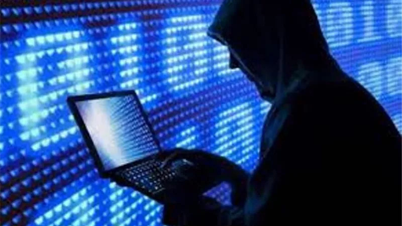 خبير أمن معلومات يحذر من سرقة الأموال بهذه الطرق.. فيديو