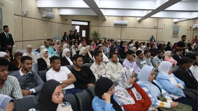 وفد طلابي من جامعة طيبة يشارك في ندوة حول الشائعات