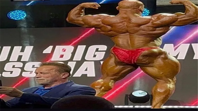 ارنولد شوارزينجر يلتقط سيلفي مع بيج رامي