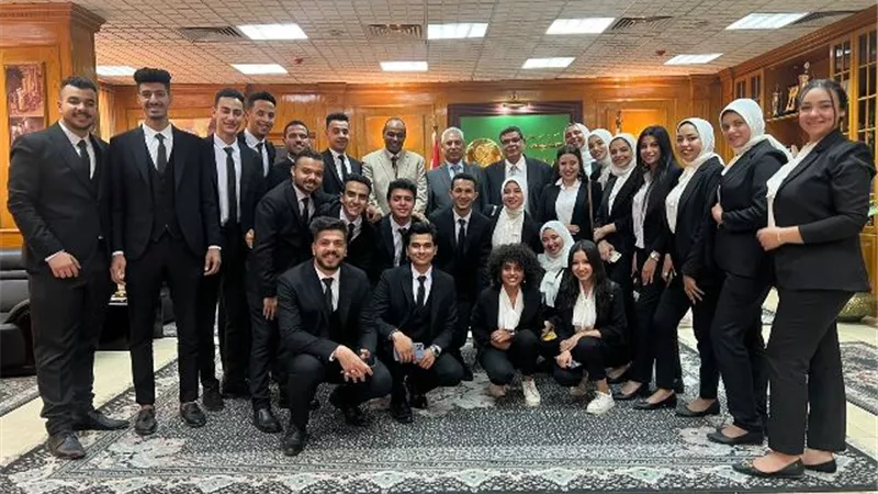 تكريم فريق كورال الجامعة المُشارك في زيارة الرئيس للمنيا