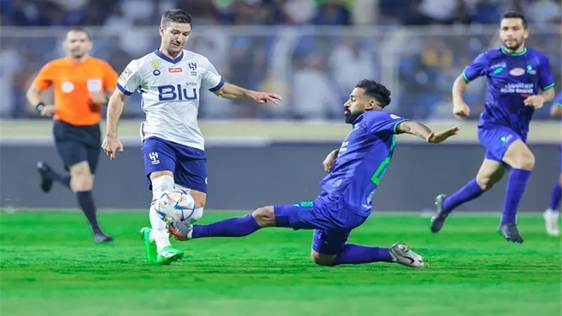 موعد والقناة الناقلة لمواجهة الهلال والفتح بالدوري السعودي