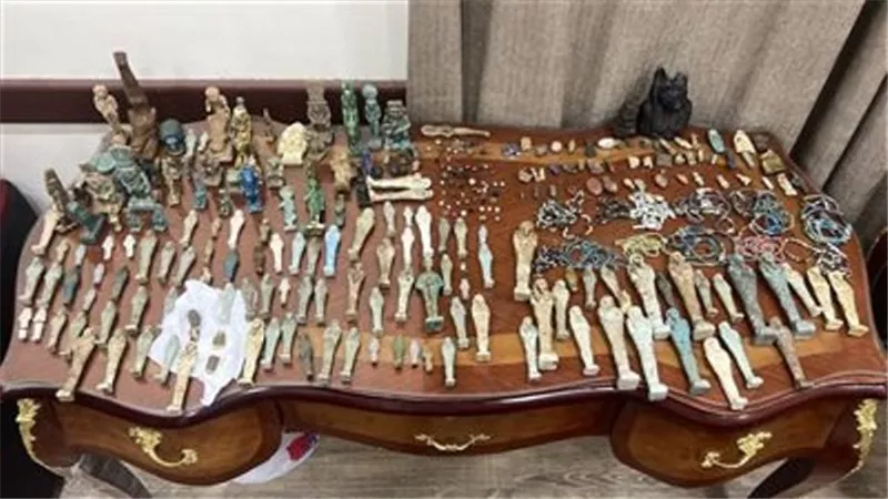 محاكمة أمريكي و11 مصريا فى قضية تهريب آثار بجنايات القاهرة