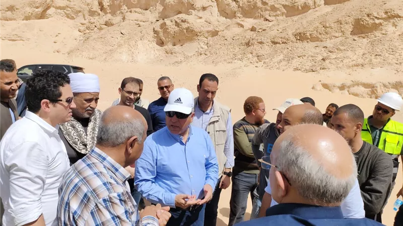 وزير النقل يتفقد منطقة ابيدوس ومسار الخط الثاني من القطار السريع
