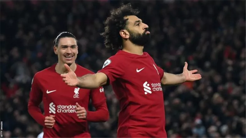 أسطورتا مانشستر يونايتد يشيدان بأداء محمد صلاح