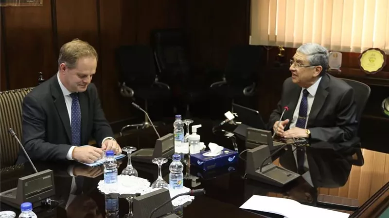 وزير الكهرباء يبحث مع سفير بريطانيا زيادة فرص الاستثمار في مصر