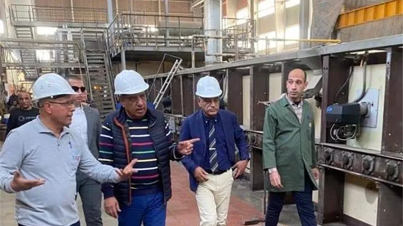 وزير قطاع الأعمال العام يتفقد مصانع شركة النصر للزجاج والبلور