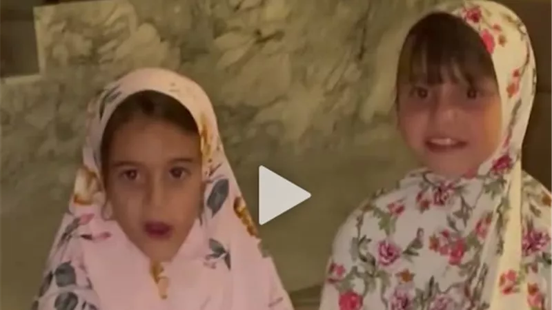 حلا شيحة تعلم بناتها الصلاة وقراءة القرآن.. صور
