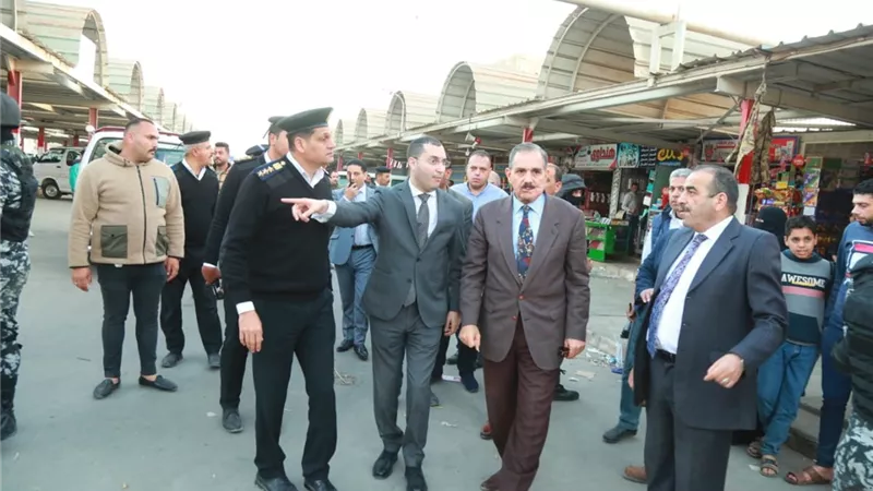 محافظ كفر الشيخ يتفقد المواقف ويقود حملة ازالة الاشغالات