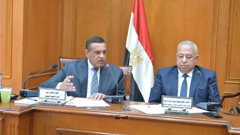 وزير التنمية المحلية يستعرض جهود توفير فرص العمل وتطوير الأسواق
