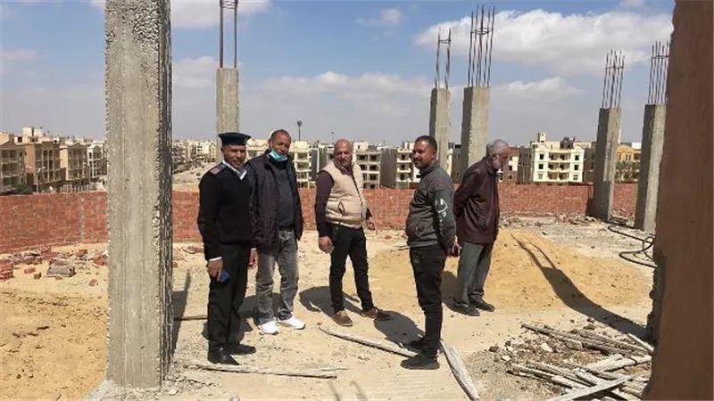 رئيس جهاز الشروق يزيل أعمدة خرسانية بعقار سكنى.. تعرف على السبب