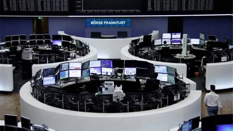 الأسهم الأوروبية تفتح منخفضة قبيل بدء شهادة رئيس المركزي الأمريكي
