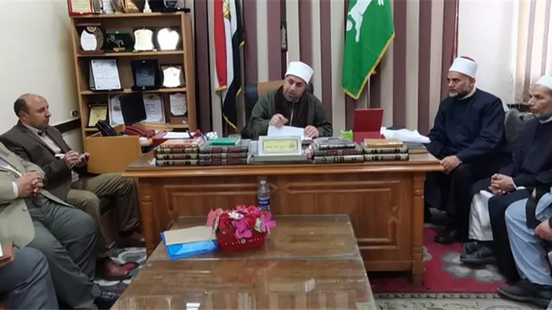 رئيس أزهر الشرقية يعقد إجتماعًا بموجهي العموم