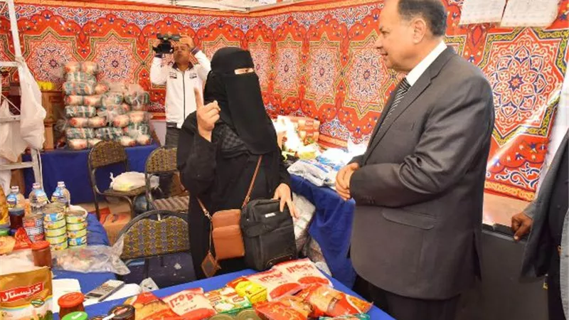 محافظ أسيوط يتفقد معرض 