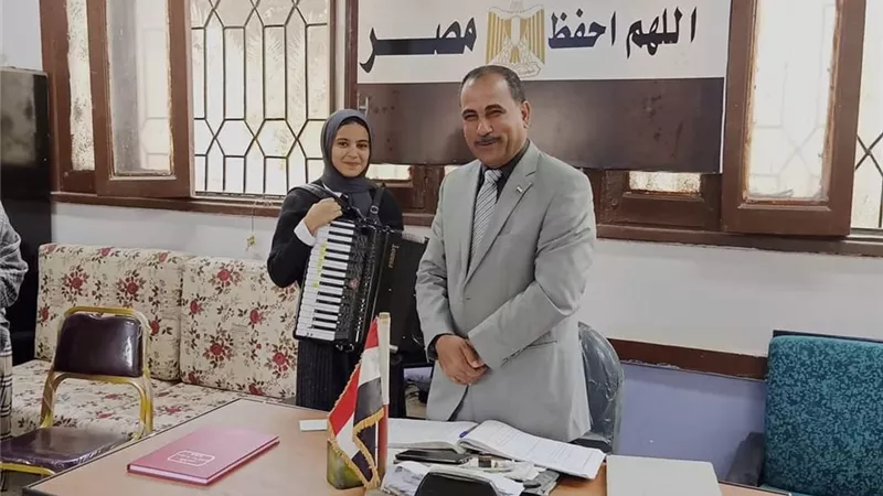 مدير تعليم الخانكة يشيد بفاعليات الأنشطة بمدرسة اسماء الثانوية