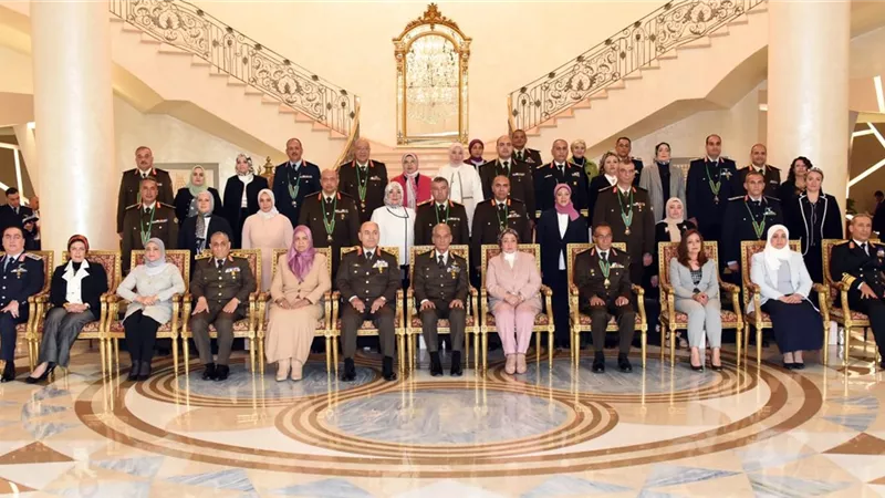 وزير الدفاع يكرم قادة القوات المسلحة المحالين للتقاعد