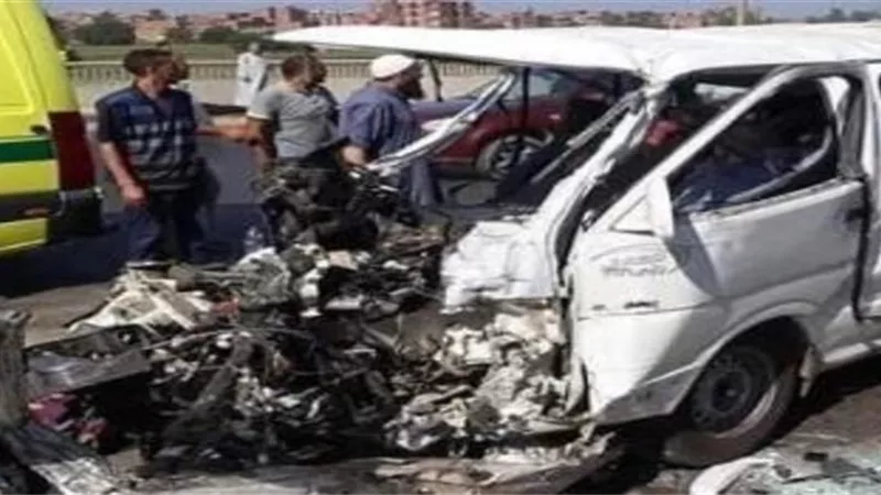 إصابة 6 فى تصادم سيارة ميكروباص بنقل بالطريق الصحراوي في الصف