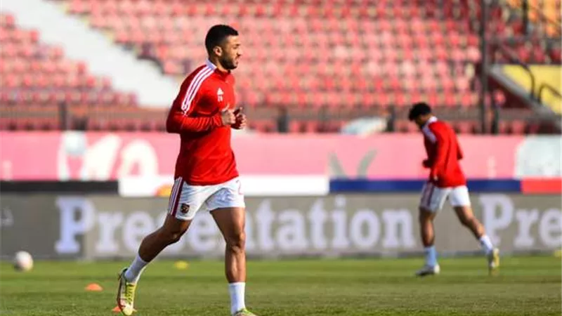 لاعبو الاهلى يجرون عمليات الاحماء استعدادا لمواجهة 